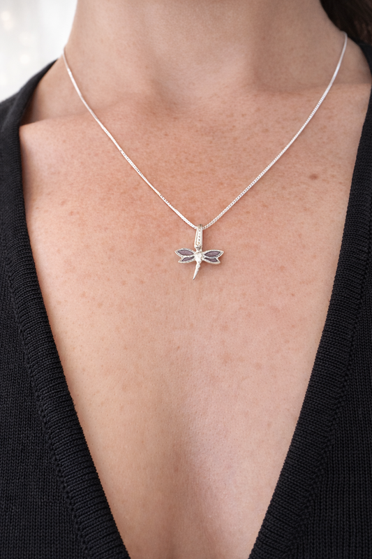 שרשרת מחומר כסף 925 עם תליון מכסף בצורת שפירית עם נגיעות של אפוקסי בצבע כחלחל