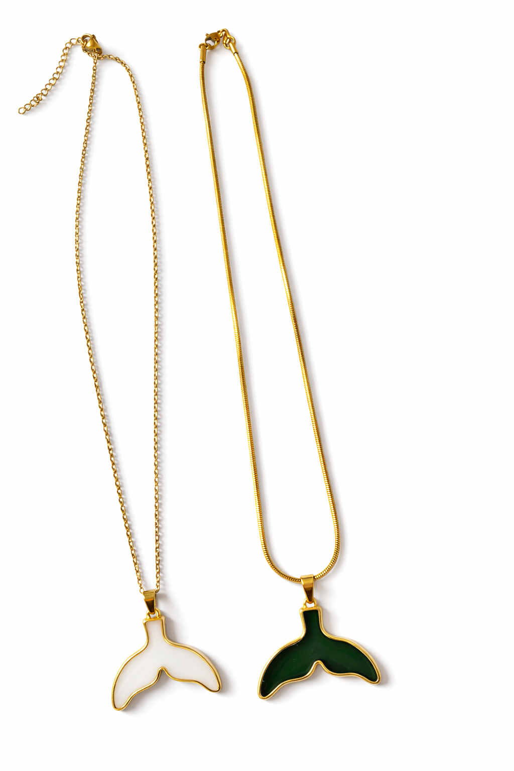 שרשרת מסוג סטיינלסטיל מצופה זהב עם תליון סנפיר עם אפוקסי בצבע לבחירה: לבן או ירוק. אפשרות לבחירת שרשרת מסוג נחש או שרשרת חוליות.