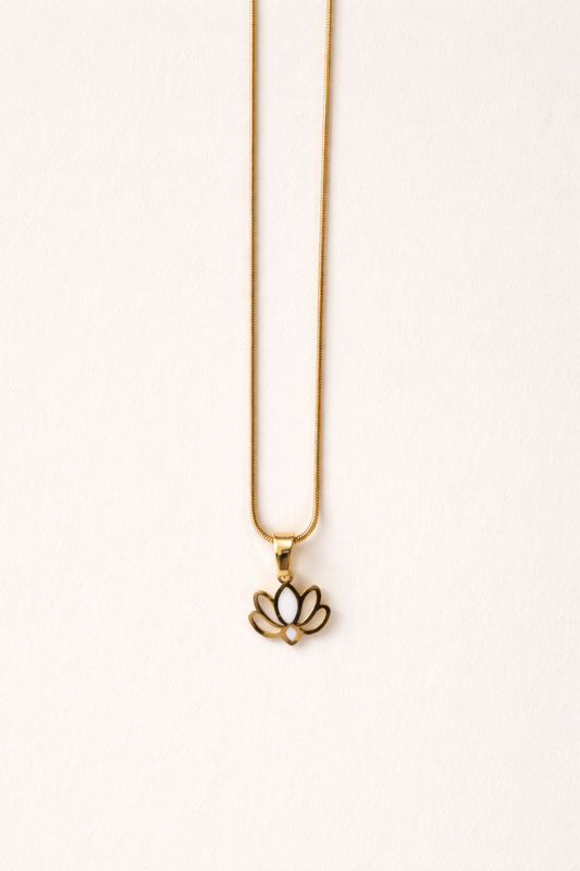 שרשרת מסטיינלס-סטיל בציפוי זהב, תליון קטן בצורת לוטוס שילוב של חלול ומילוי בצבע לבן.