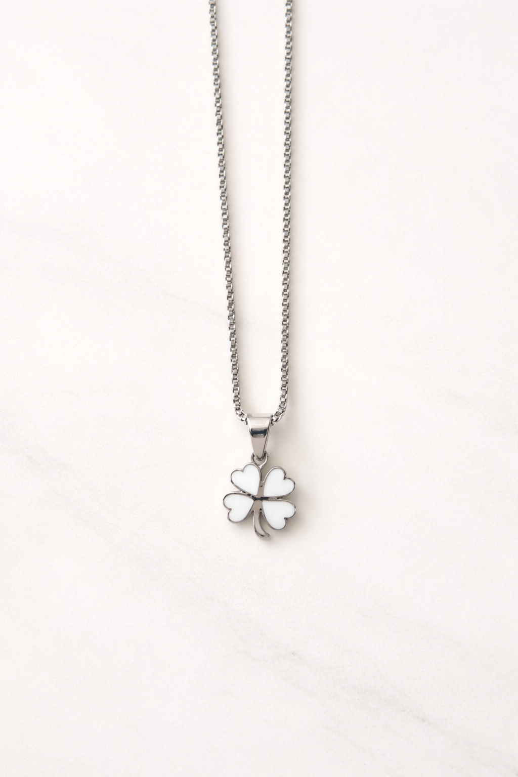 שרשרת מסטיינלס סטיל בציפוי זהב או בגוון כסוף טבעי עם תליון בצורת תלתן 4 עלים במילוי גוון לבן