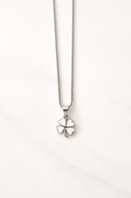 שרשרת מסטיינלס סטיל בציפוי זהב או בגוון כסוף טבעי עם תליון בצורת תלתן 4 עלים במילוי גוון לבן