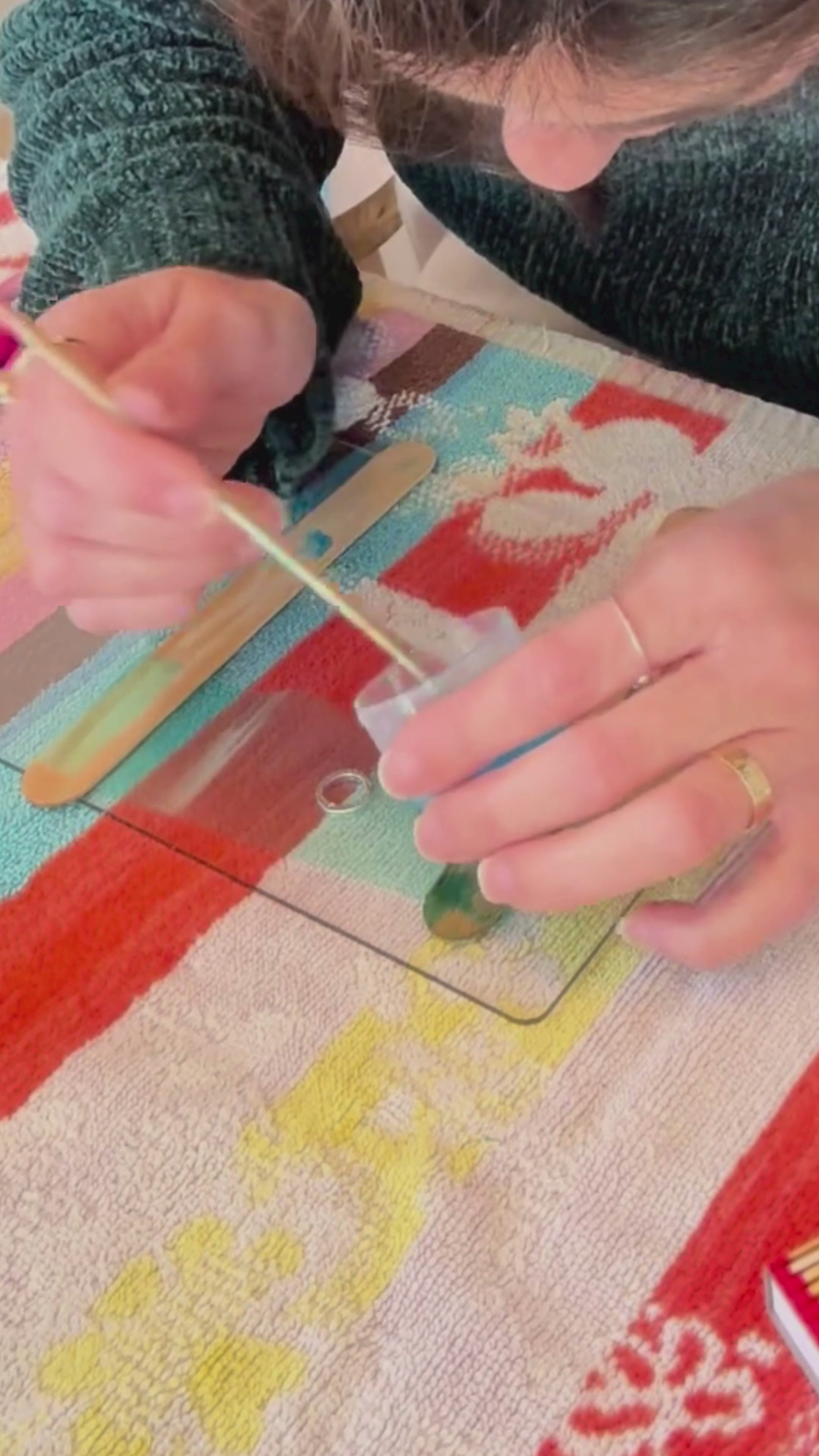 טען סרטון: הצצה לתהליך היצירה של טבעת סנפיר משולבת תמציות פרחי באך לאיזון רגשי